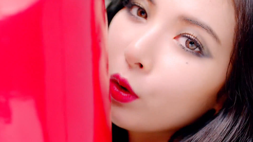 Hyuna-Red-MV-hyuna-37382930-1019-572