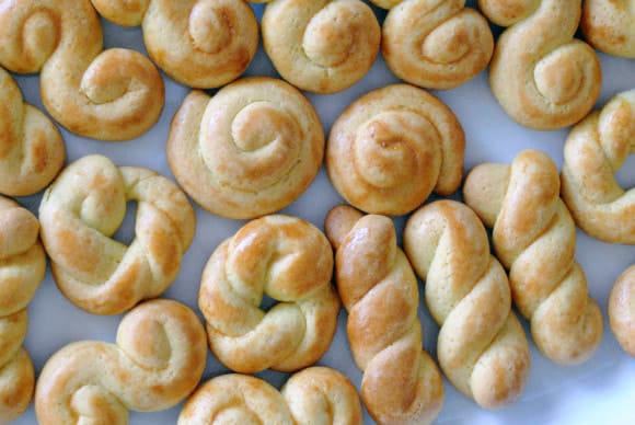 koulourakia-greek-easter-cookies-mediterranean-baby-7-580x388