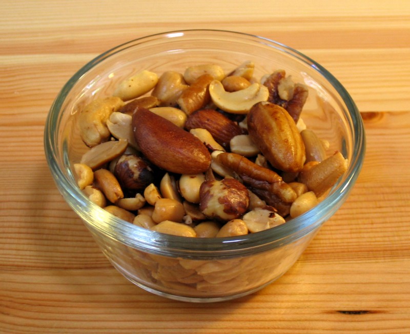 Mixed_nuts_small_wood1