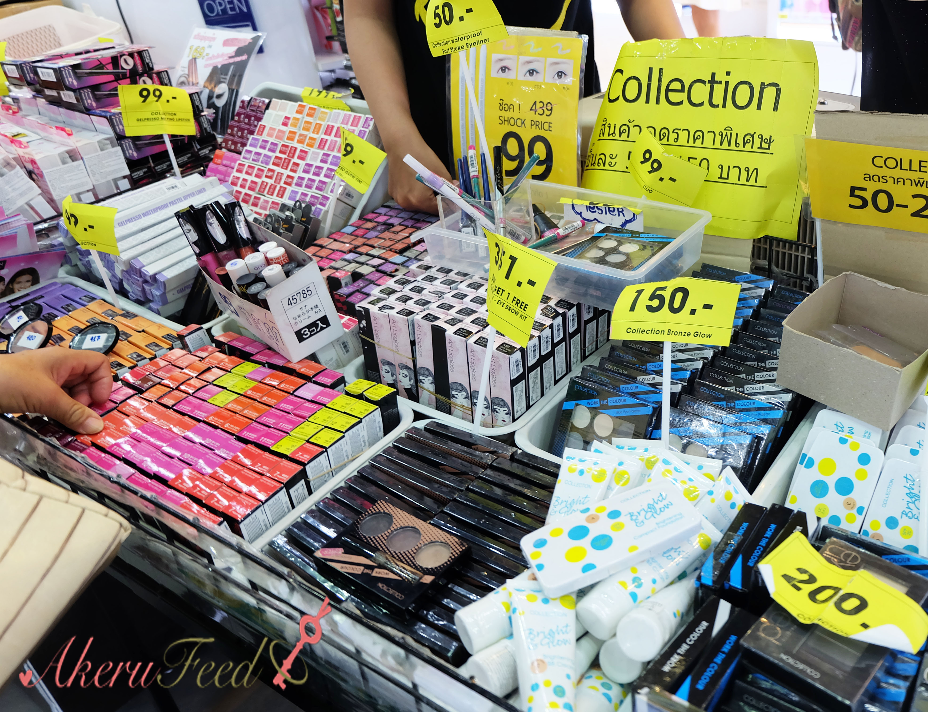 หน้าร้านมีของ SALE มากมาย รวมถึง Collection ด้วย น่าสอยมากกก