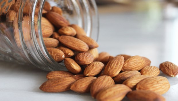 biotin-rich-foods-almonds