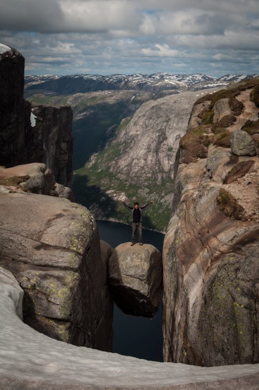 Stand-Boulder-Wedged-Between-Mountains