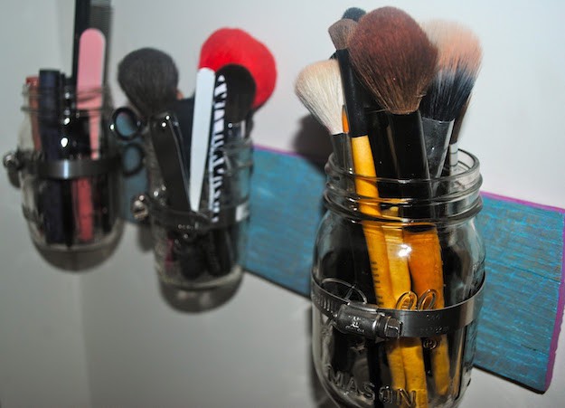 Mason-Jar-Makeup-Storage