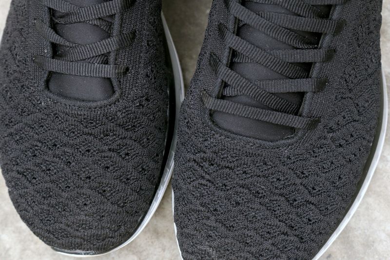 apl sneakers zoomin