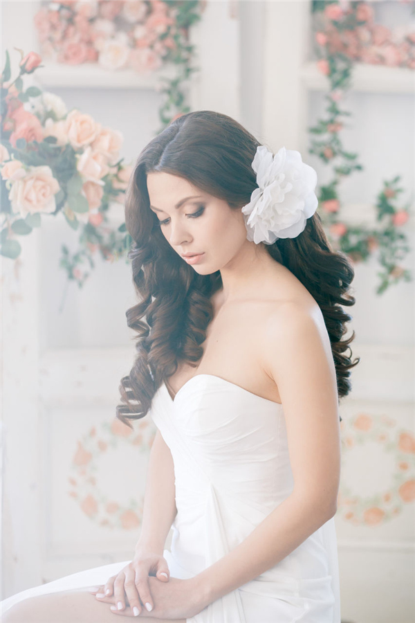 balck-wedding-hairstyle-for-long-hair-with-white-flower