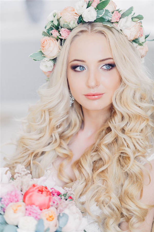 bloned-long-wavy-wedding-hairstyle-with-pastel-flower-crown