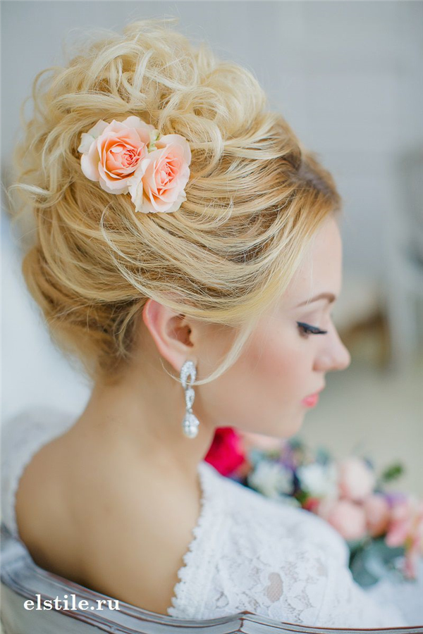 curly-top-knot-updo-hairstyle-with-coral-roses