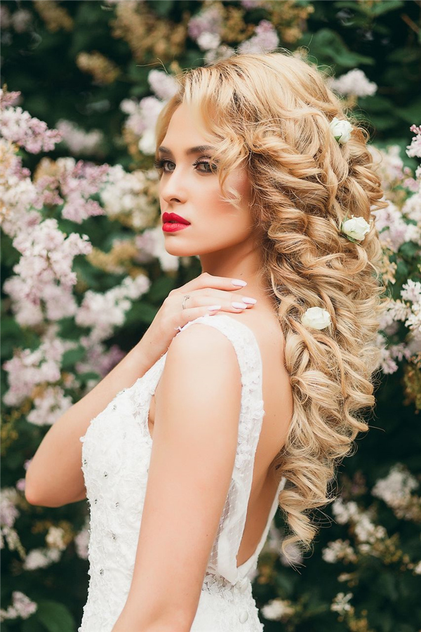 long-curly-wavy-bridal-hairstyle