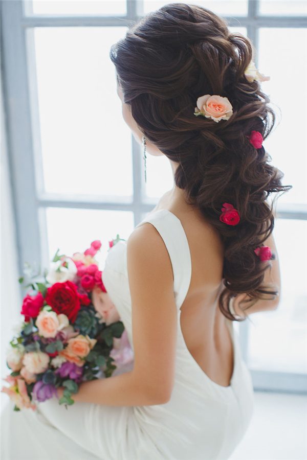 wavy-bridal-hairstyle-for-long-hair-with-red-flowers