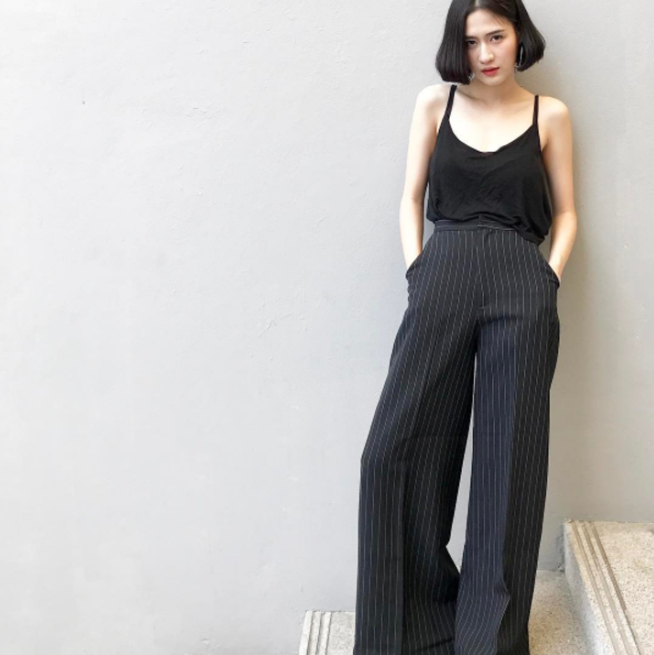 Trousers with wide, long pantlegs