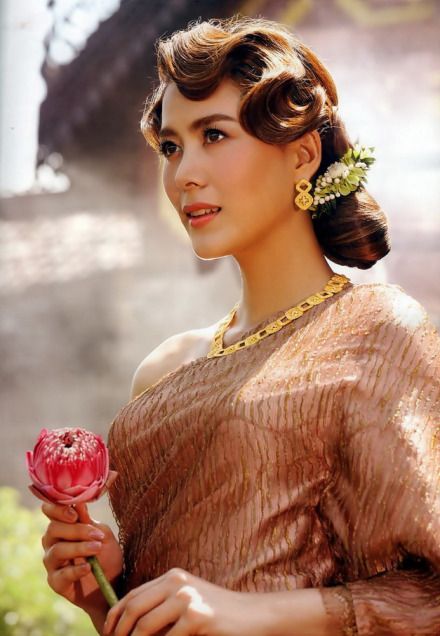 รวม 20 ทรงผมสไตล์ไทย แมทช์กับชุดไทยให้สวยปังจนทุกคนต้องมอง!! – AKERU รวม 20 ทรงผมสไตล์ไทย แมทช์กับชุดไทยให้สวยปังจนทุกคนต้องมอง!! – Akeru