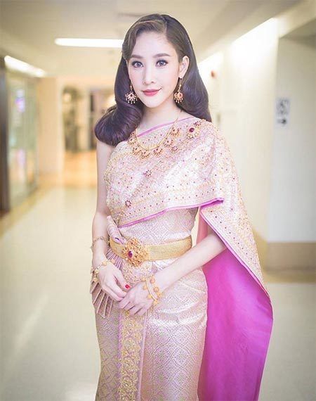 รวม 20 ทรงผมสไตล์ไทย แมทช์กับชุดไทยให้สวยปังจนทุกคนต้องมอง!! – AKERU รวม 20 ทรงผมสไตล์ไทย แมทช์กับชุดไทยให้สวยปังจนทุกคนต้องมอง!! – Akeru